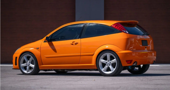 Ford Focus amarelo de três portas customizado SEMA lateral e traseira