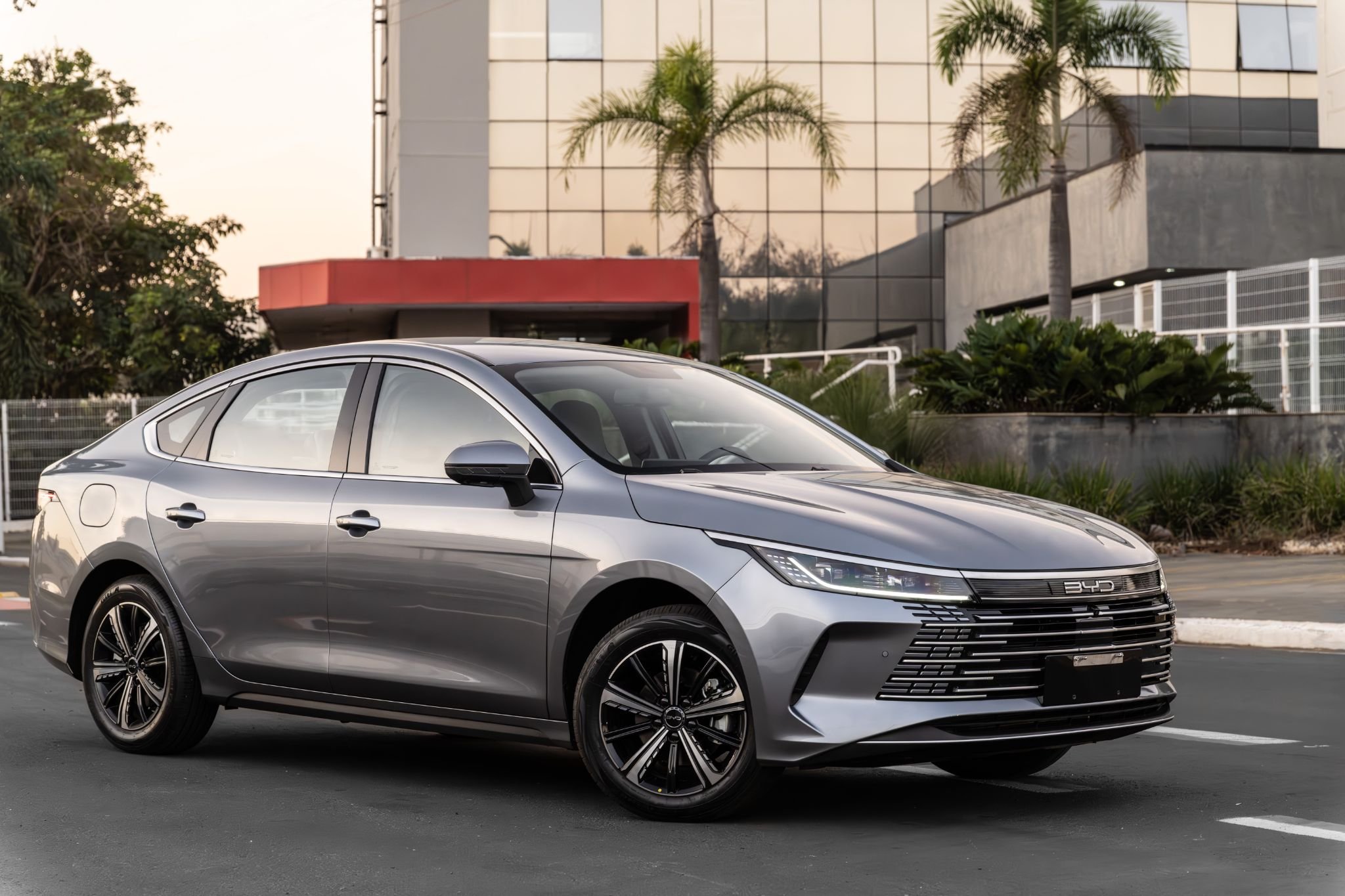 BYD King 2025 prata frente parado