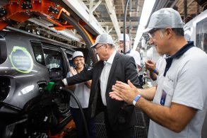 Primeiro abastecimento de jeep renegade com etanol na fábrica de goiana pernambuco geraldo alckmin