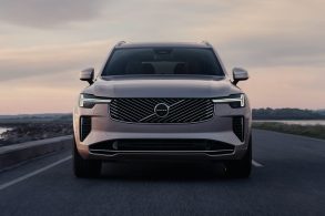 volvo xc90 t8 recharge awd 2025 bege dianteira em movimento carros híbridos