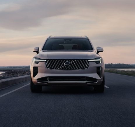 volvo xc90 t8 recharge awd 2025 bege dianteira em movimento