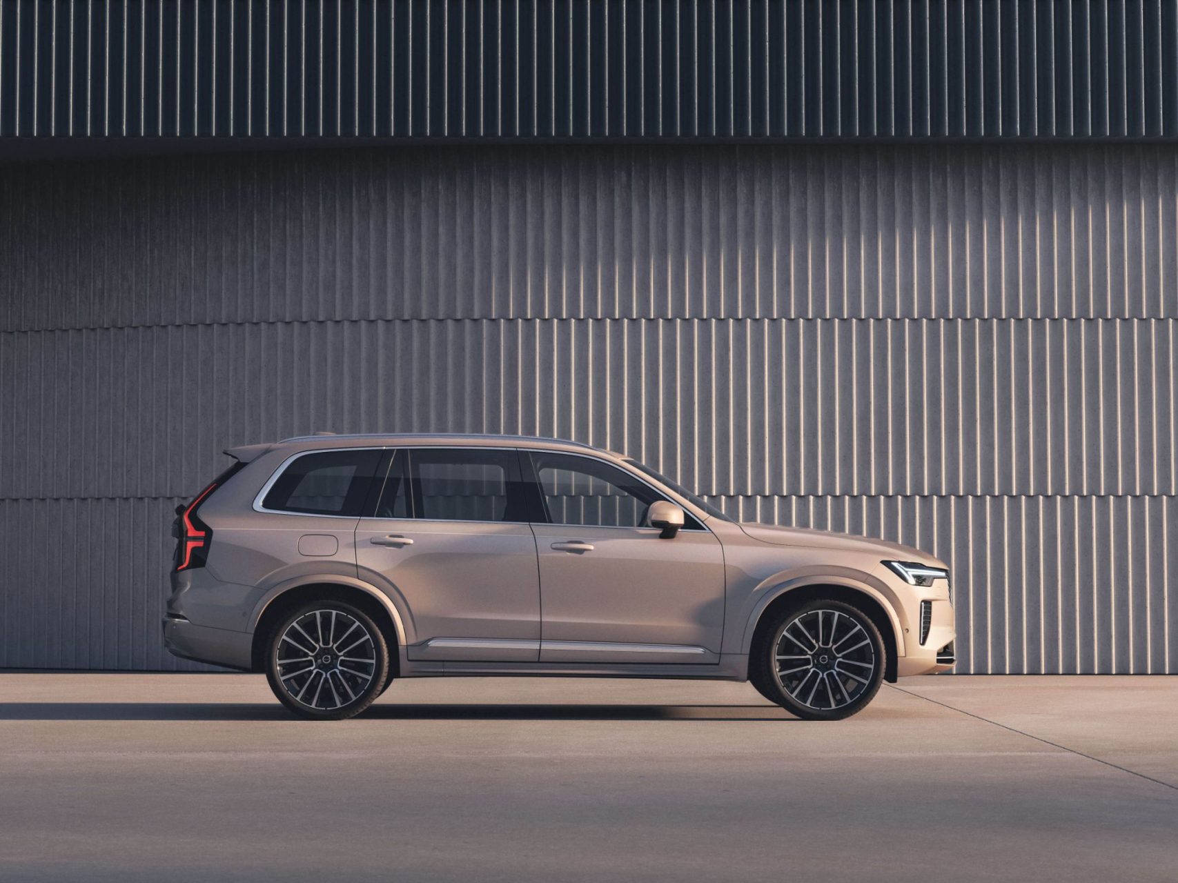 volvo xc90 t8 recharge awd 2025 bege lateral parado