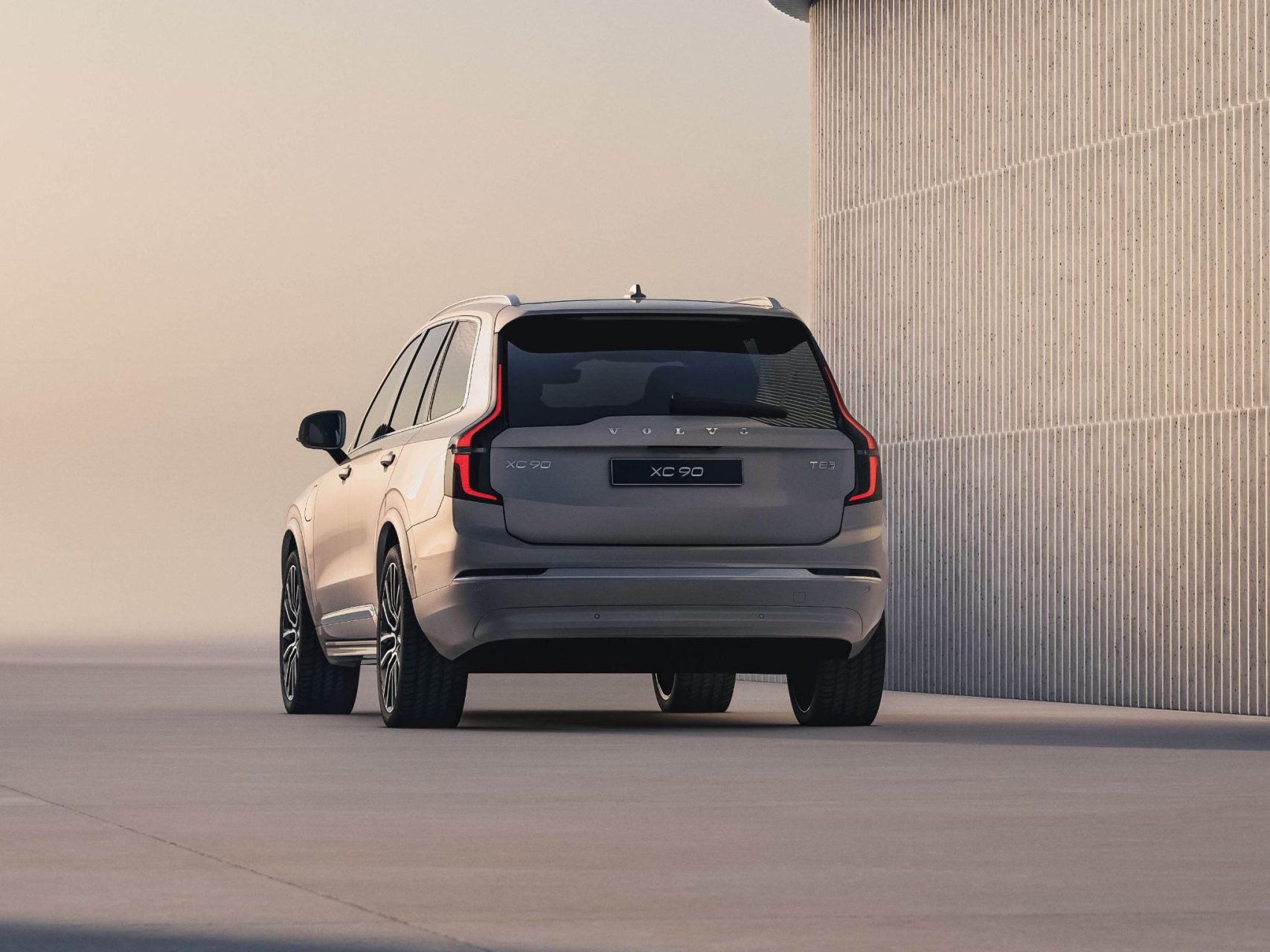 volvo xc90 t8 recharge awd 2025 bege traseira parado