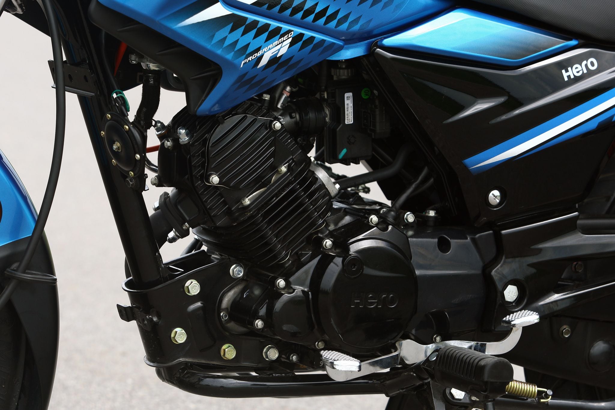 No caminho inverso, motos híbridas começam a aparecer