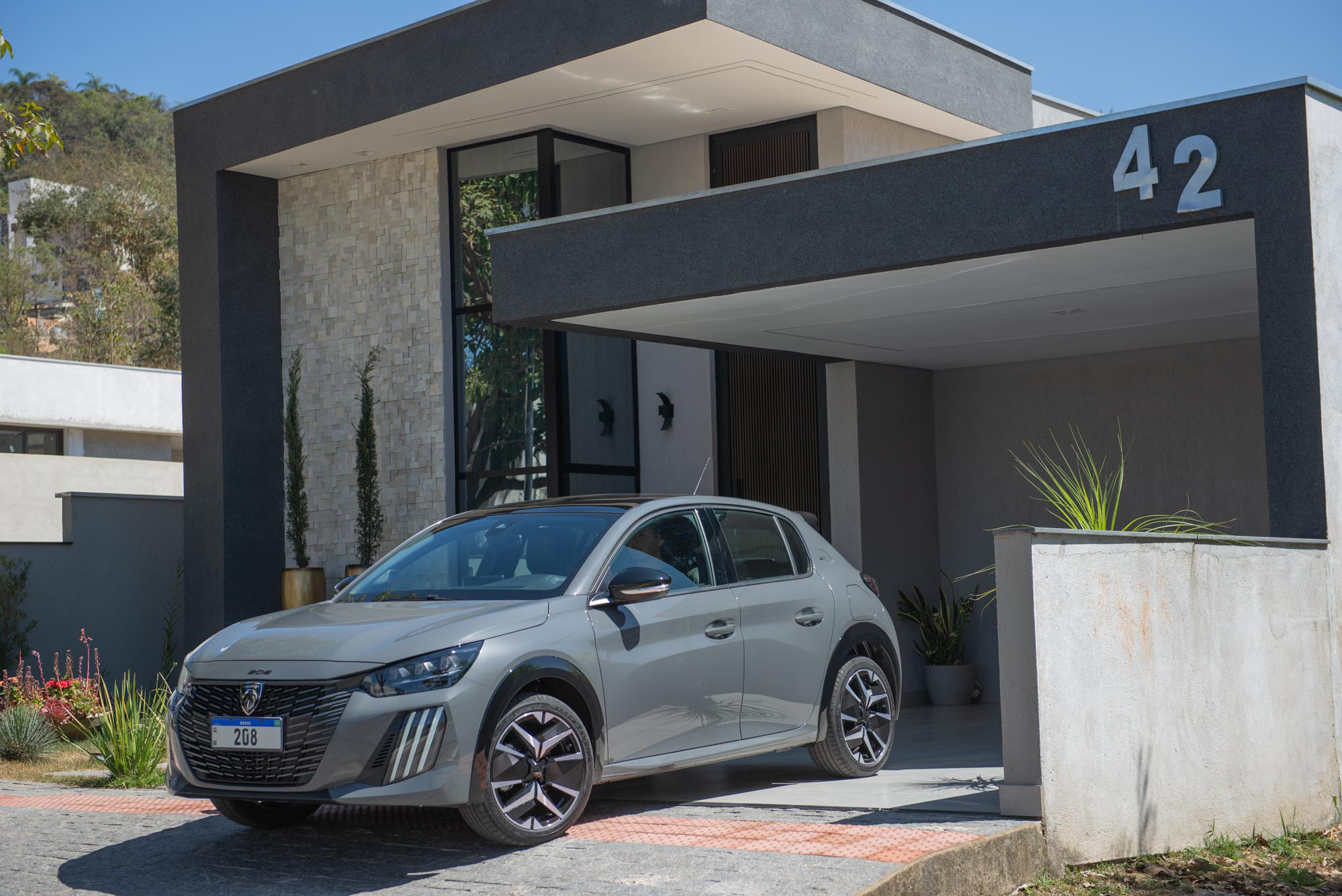 PEUGEOT 208 GT 2025 CINZA FRENTE LATERAL TRASEIRA MOVIMENTO (8)