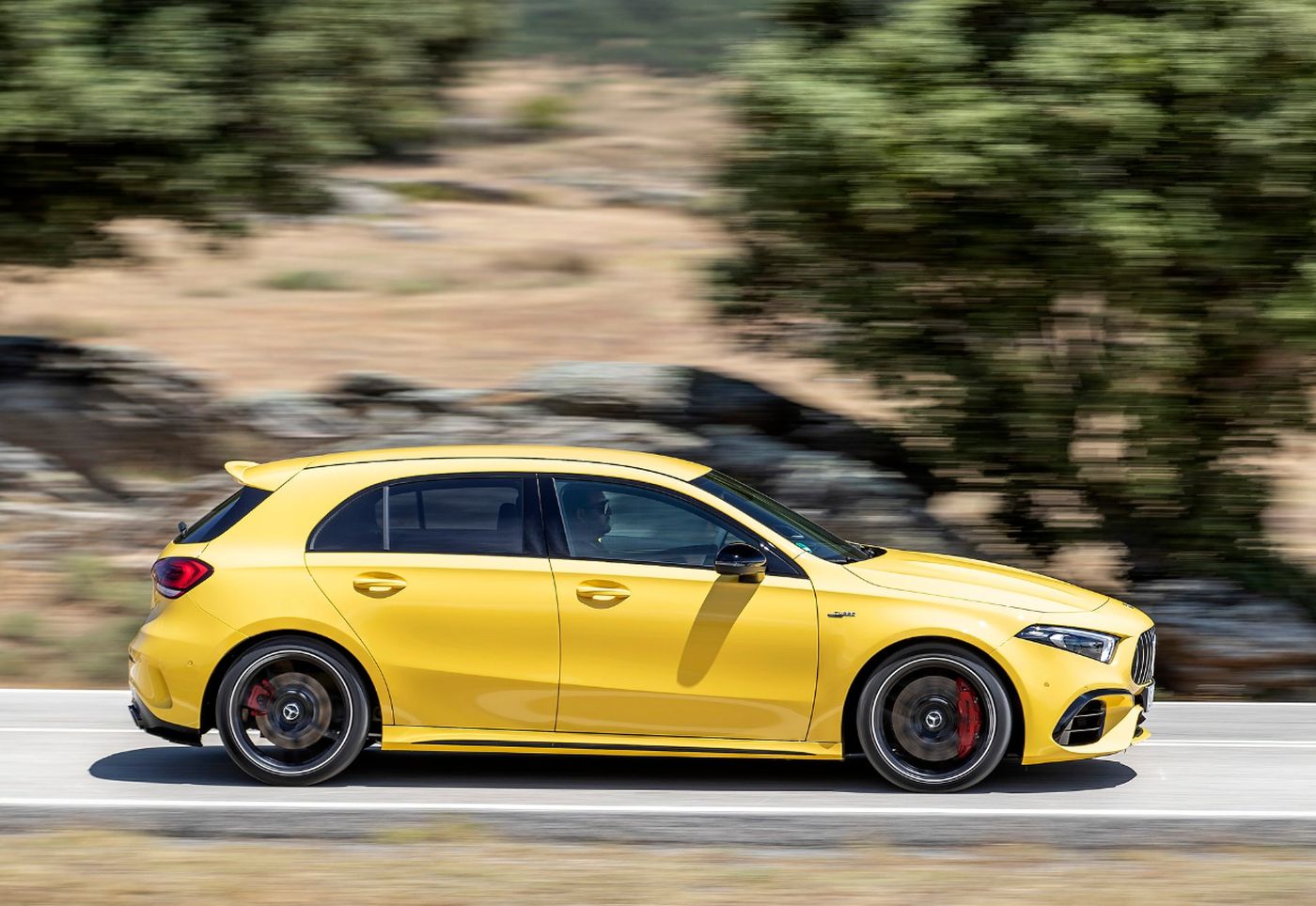 MERCEDES BENZ A45 S 4MATIC+ 2024 AMARELO LATERAL EM MOVIMENTO