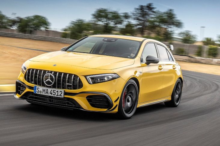 MERCEDES BENZ A45 S 4MATIC+ 2024 AMARELO NA PISTA FRENTE E LATERAL