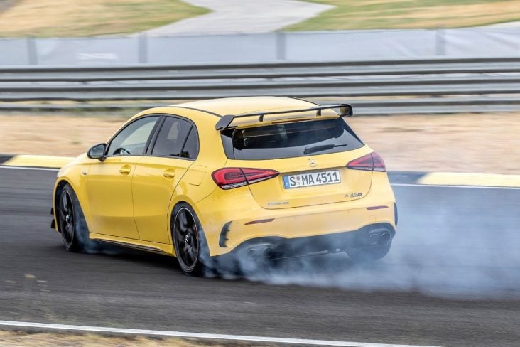MERCEDES BENZ A45 S 4MATIC+ 2024 AMARELO NA PISTA TRASEIRA DOIS