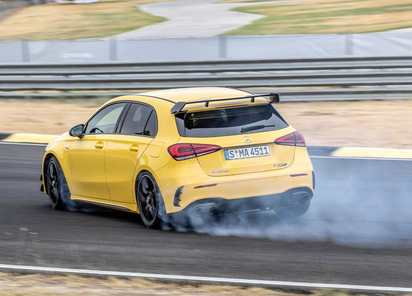 MERCEDES BENZ A45 S 4MATIC+ 2024 AMARELO NA PISTA TRASEIRA DOIS