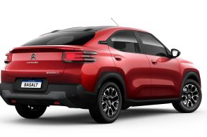 Citroen Basalt vermelho rubi traseira parado