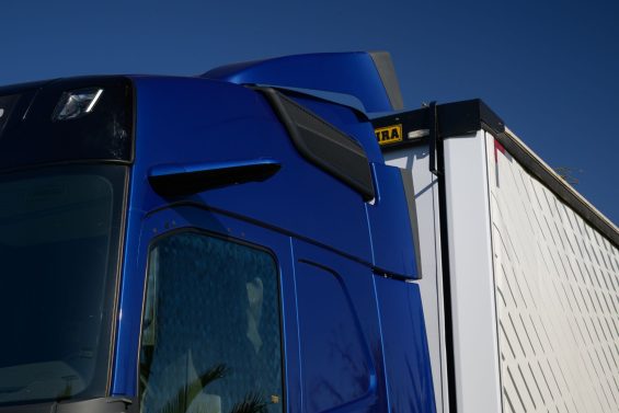 Volvo fh 540 2025 azul detalhe câmera retrovisor