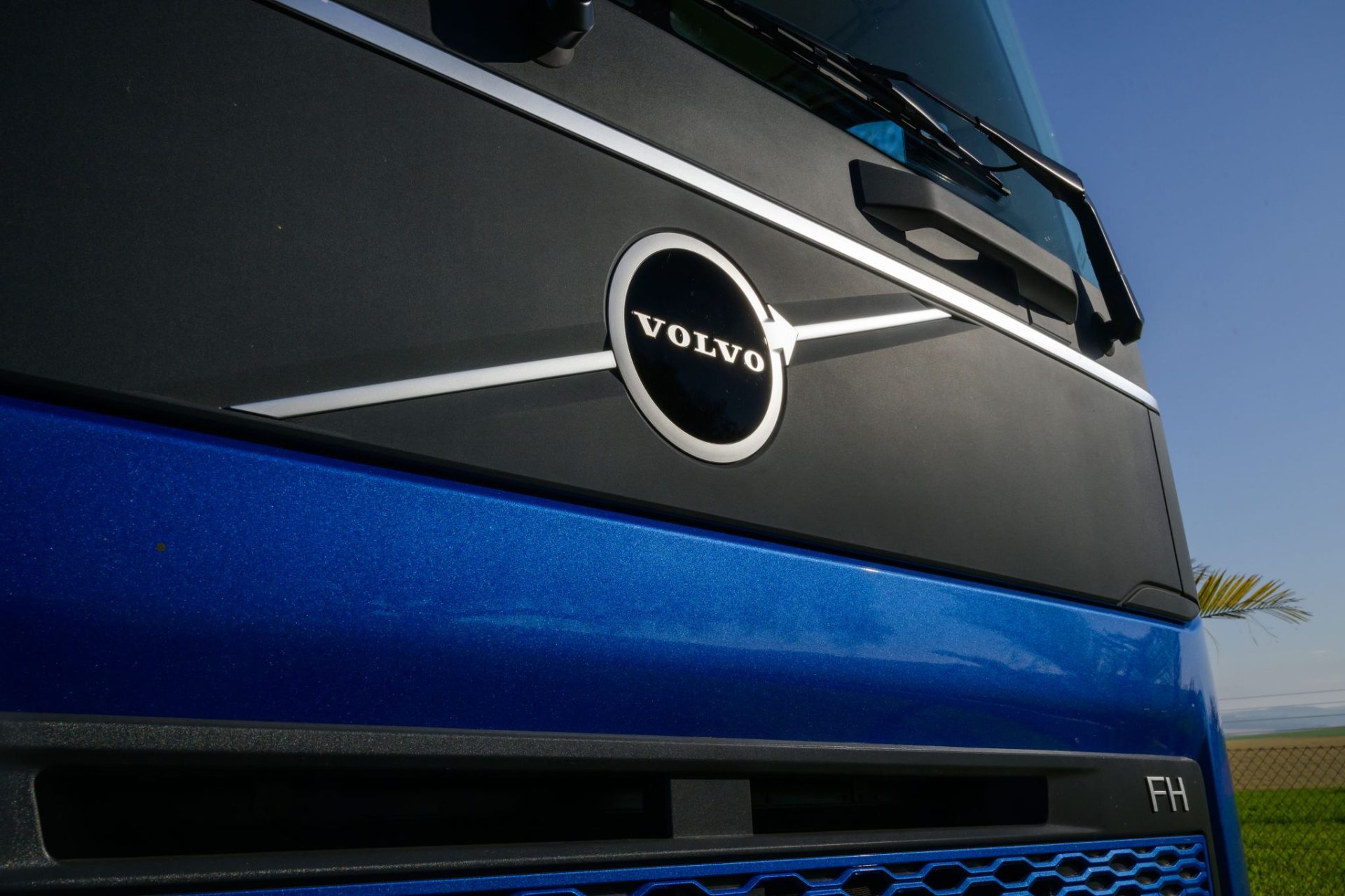 Volvo fh 540 2025 azul detalhe emblema