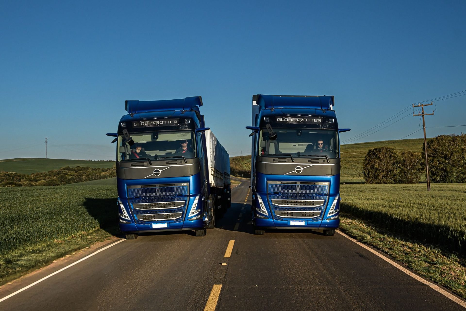 Volvo fh 540 2025 azul dianteira estrada