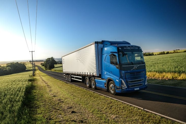 Volvo fh 540 2025 azul frente em moviemnto rodovia