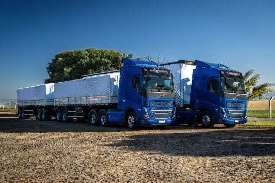 Volvo fh 540 2025 azul frente parado