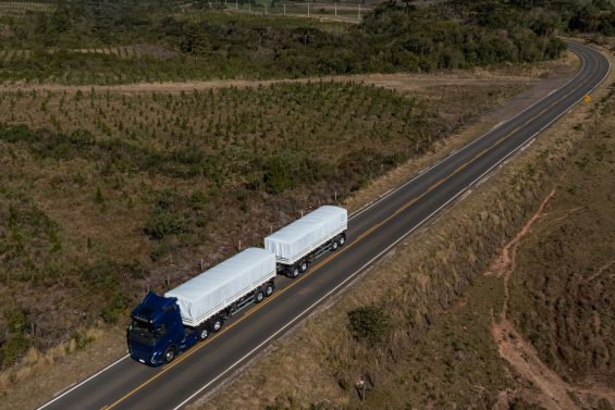 Volvo fh 540 2025 azul visto de cima puxando bitrem rodovia