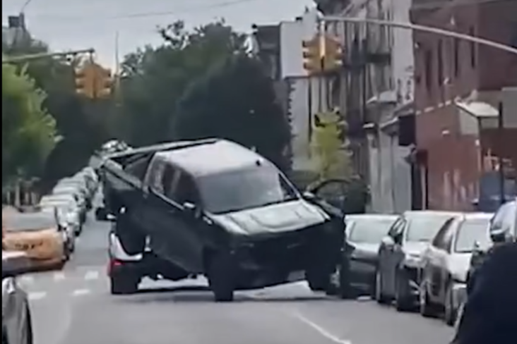 motorista rouba caminhão reboque com picape silverado e detrói carros (1)