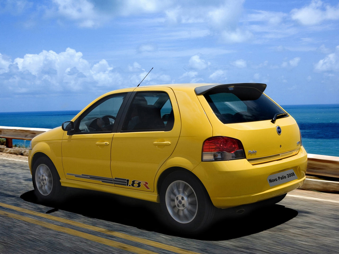 FIAT PALIO 18R 2010 AMARELO TRASEIRA EM MOVIMENTO