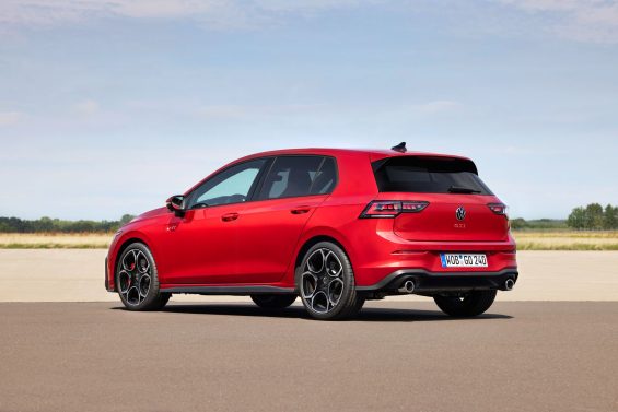 volkswagen golf gti 2025 vermelho traseira parado