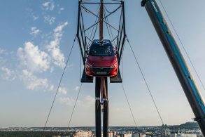 Nissan Qashqai suspenso a 65 m em paris capa