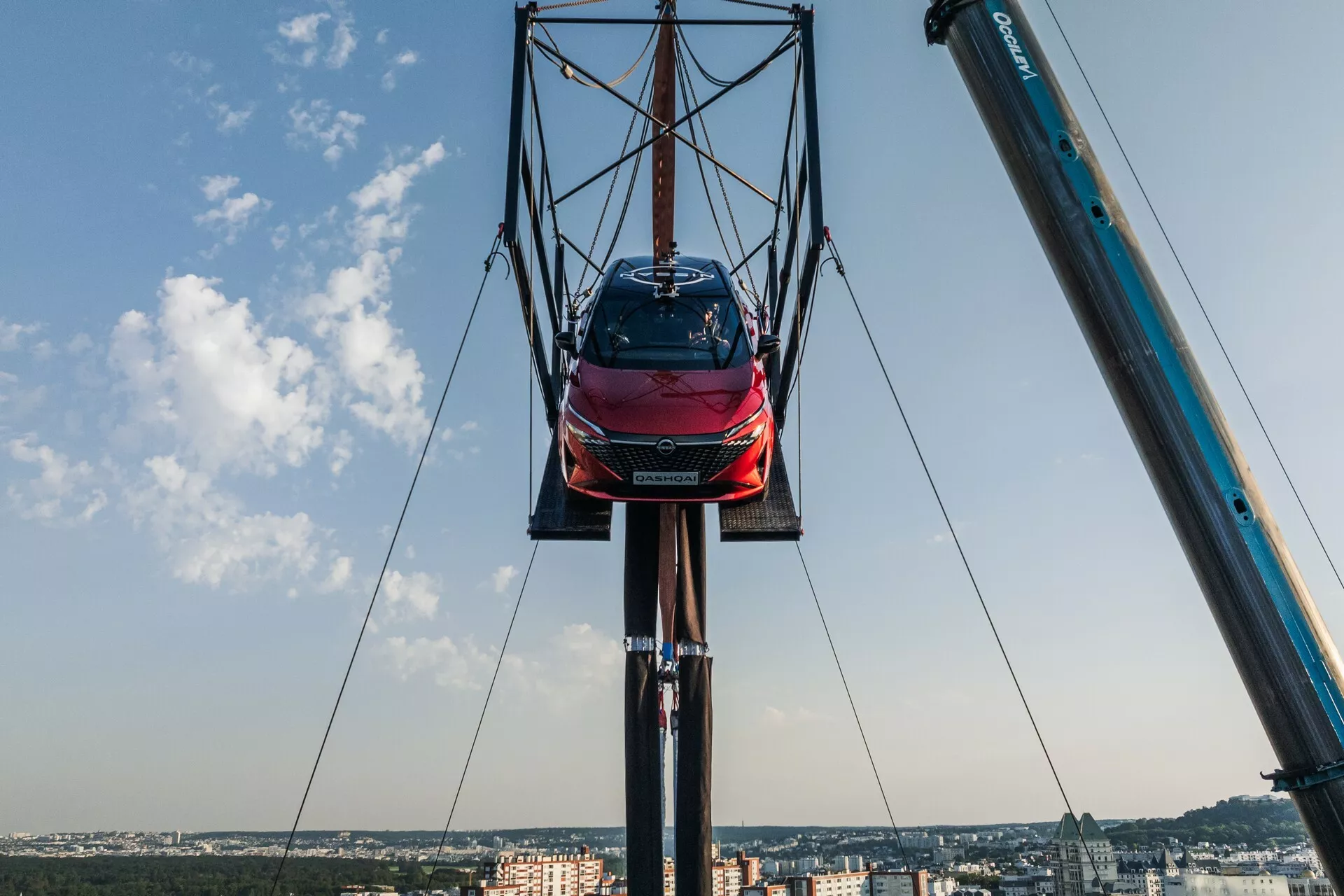 SUV da Nissan é atirado de 65m de altura e entra para o Guinness