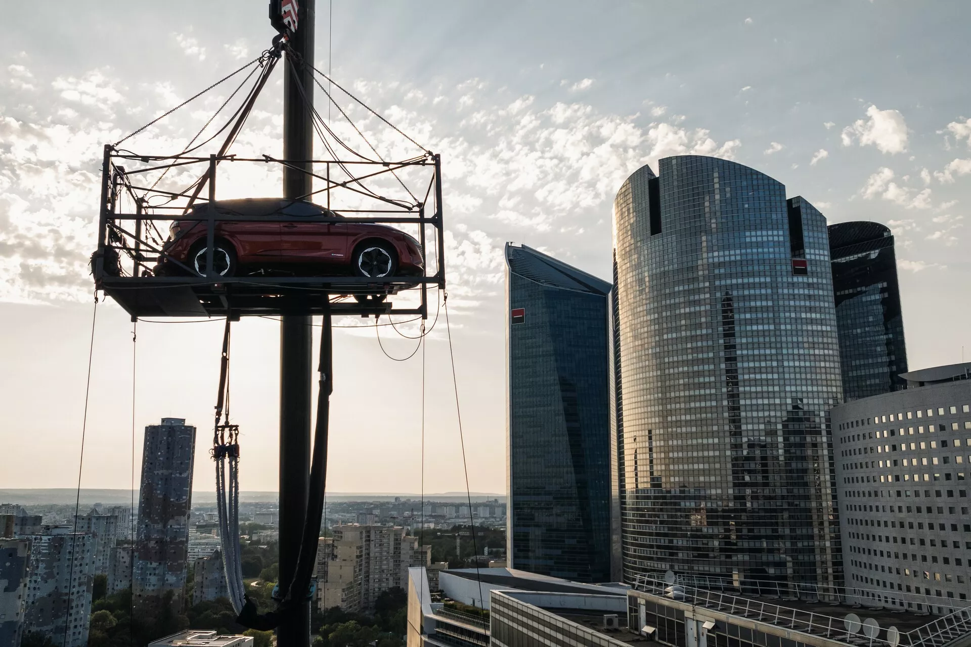 Nissan Qashqai suspenso a 65 m em paris entre os prédios