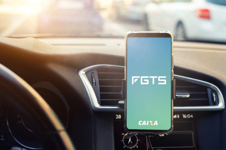 fgts app caixa celular no carro detalhe