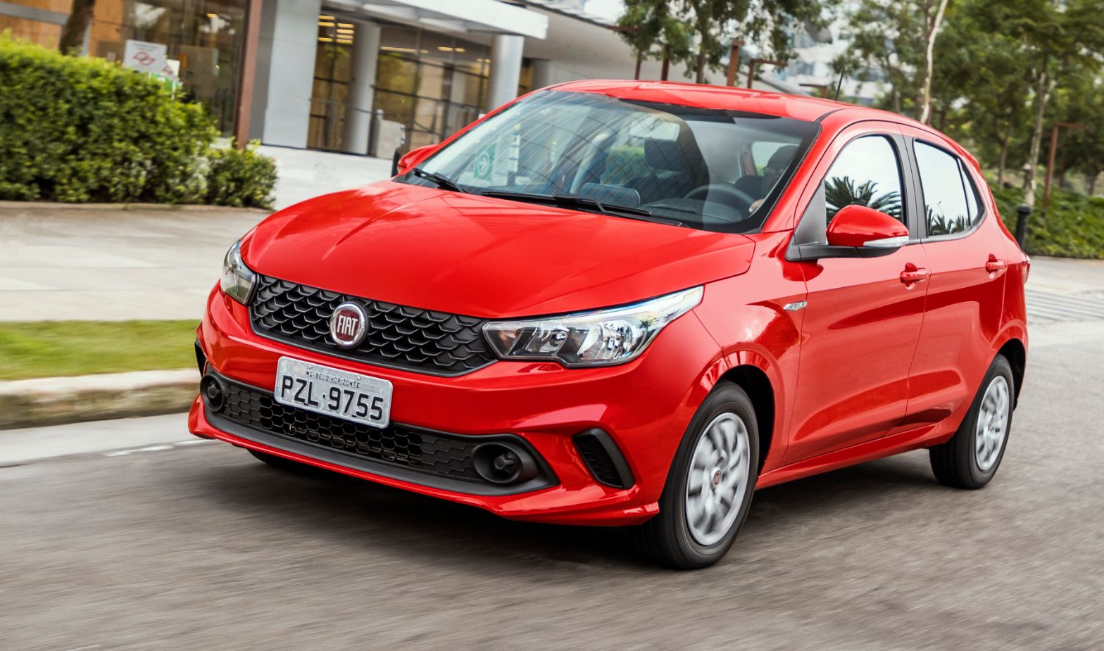 FIAT ARGO 2021 VERMELHO FRENTE E LATERAL EM MOVIMENTO