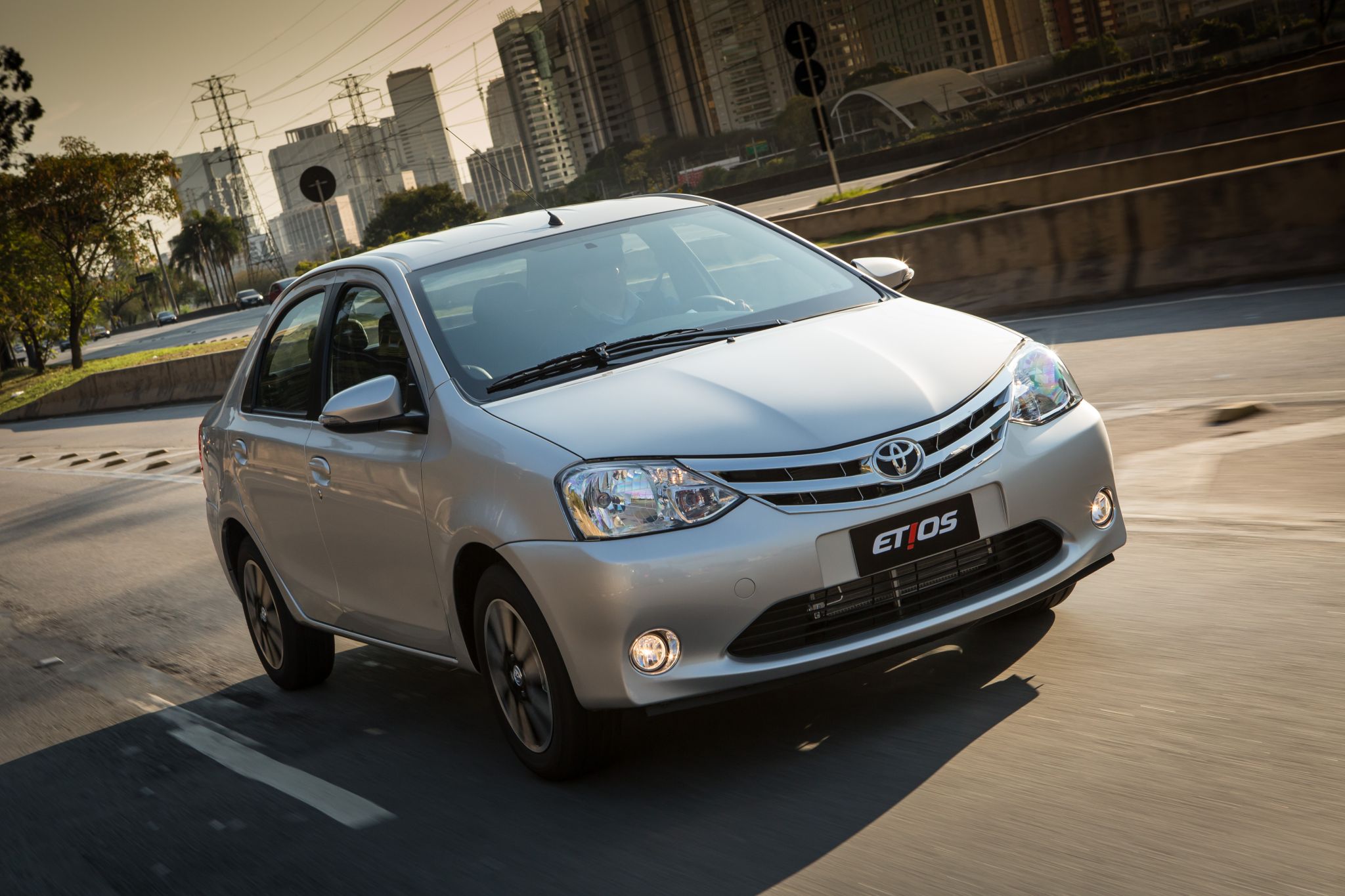 TOYOTA ETIOS SEDAN 2017 PRATA MOVIMENTO