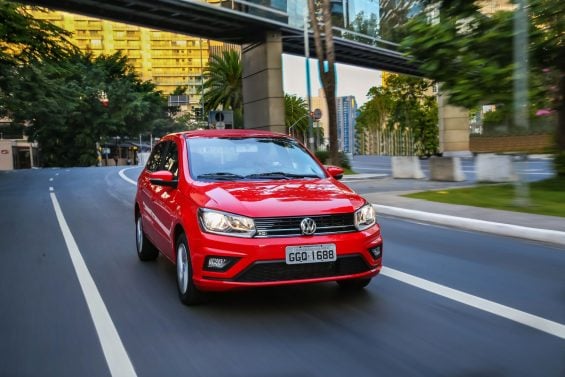 VOLKSWAGEN GOL 2022 VERMELHO EM MOVIMENTO