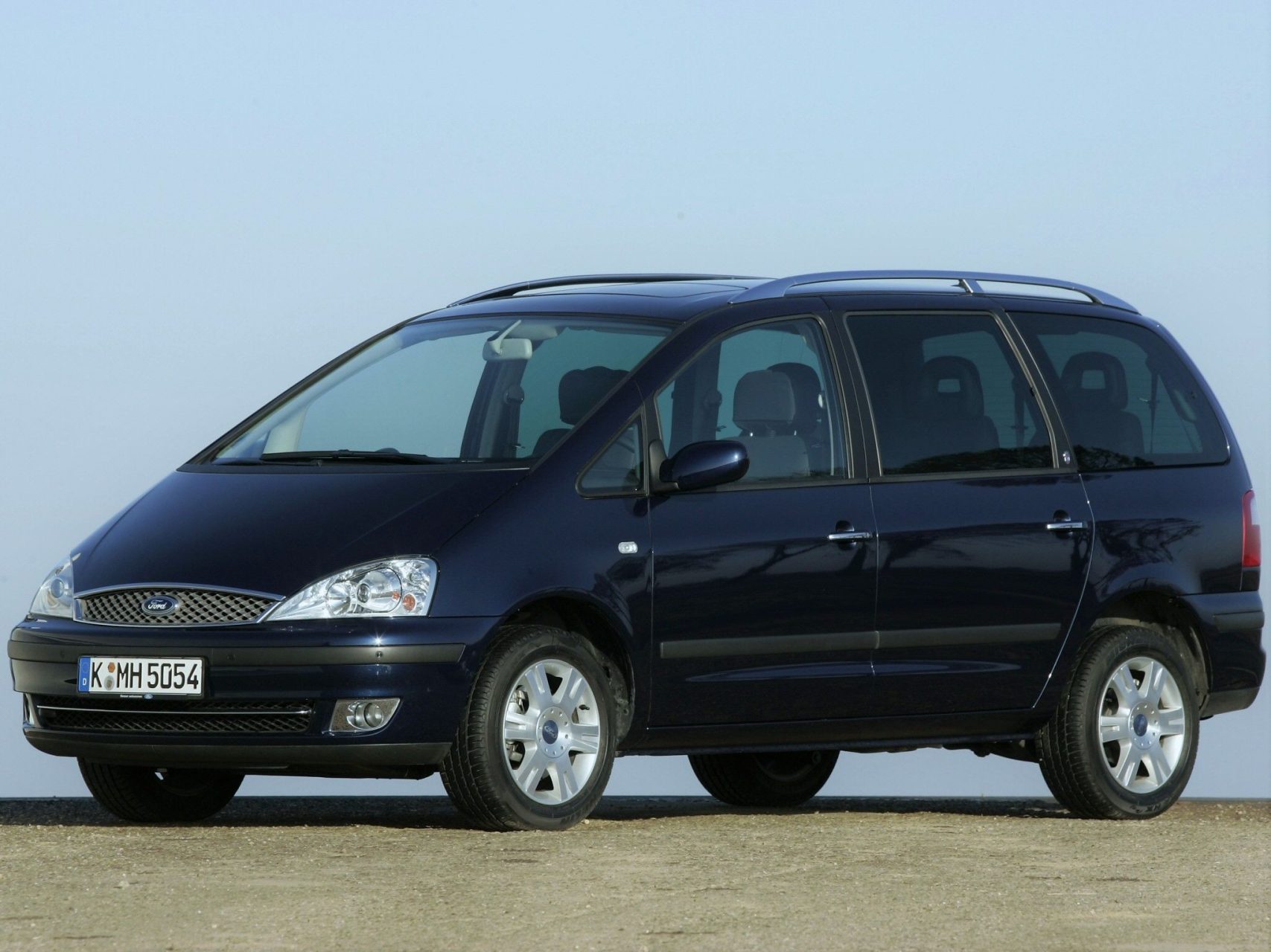 ford galaxy ghia preto frente parado