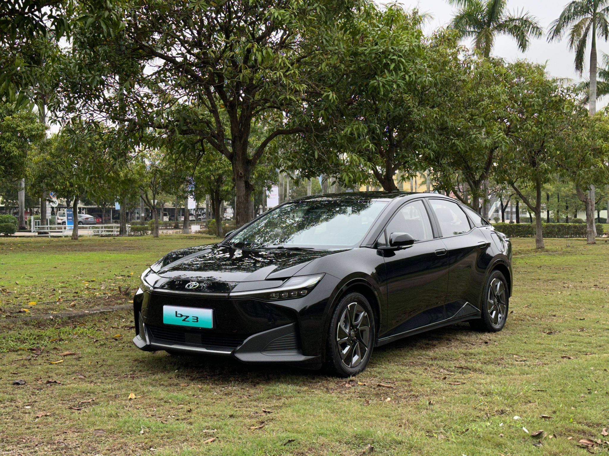 toyota bz3 preto frente parado