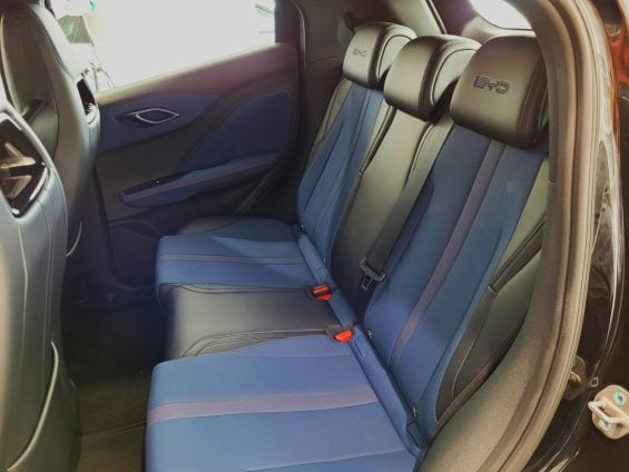 BYD Dolphin Mini 2025 versão de cinco lugares interior banco traseiro visto de lado