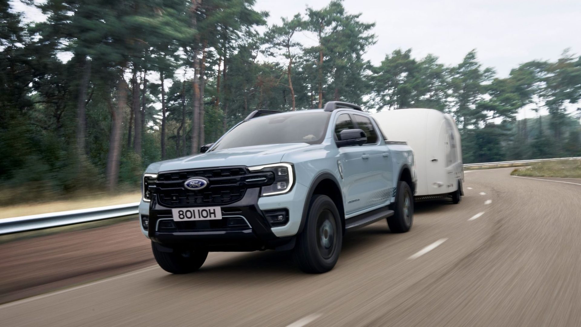 ford ranger stormtrack plug in hybrid 2025 cinza frente rebocando trailer