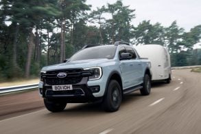 ford ranger stormtrack plug in hybrid 2025 cinza frente rebocando trailer