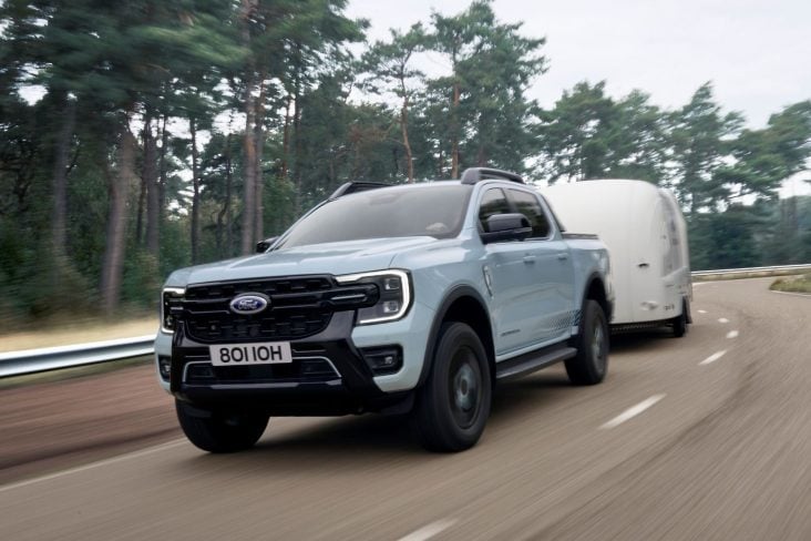 ford ranger stormtrack plug in hybrid 2025 cinza frente rebocando trailer