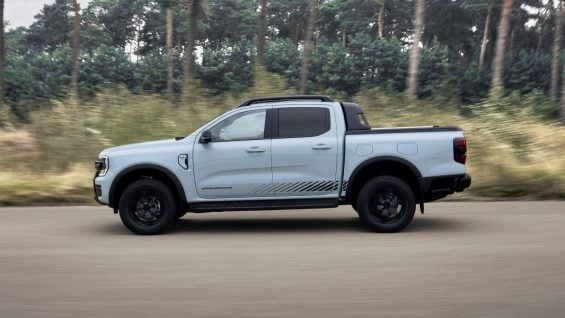 ford ranger stormtrack plug in hybrid 2025 cinza lateral em movimento