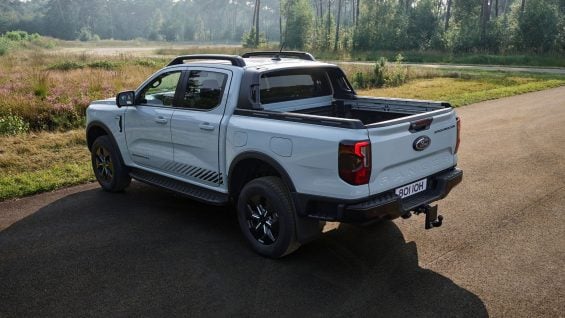 ford ranger stormtrack plug in hybrid 2025 cinza traseira parada