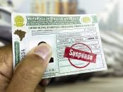 CNH MAO CARROS AO FUNDO SUSPENSO