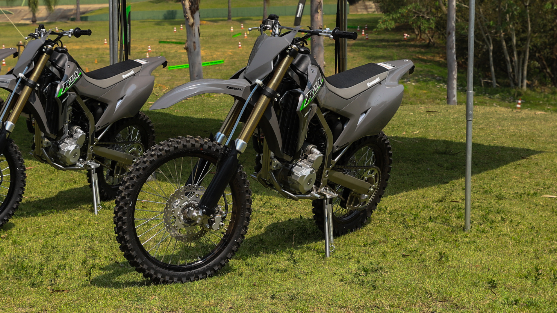 Kawasaki KLX300R 2025 chega ao off-road brasileiro – por R$ 37.990