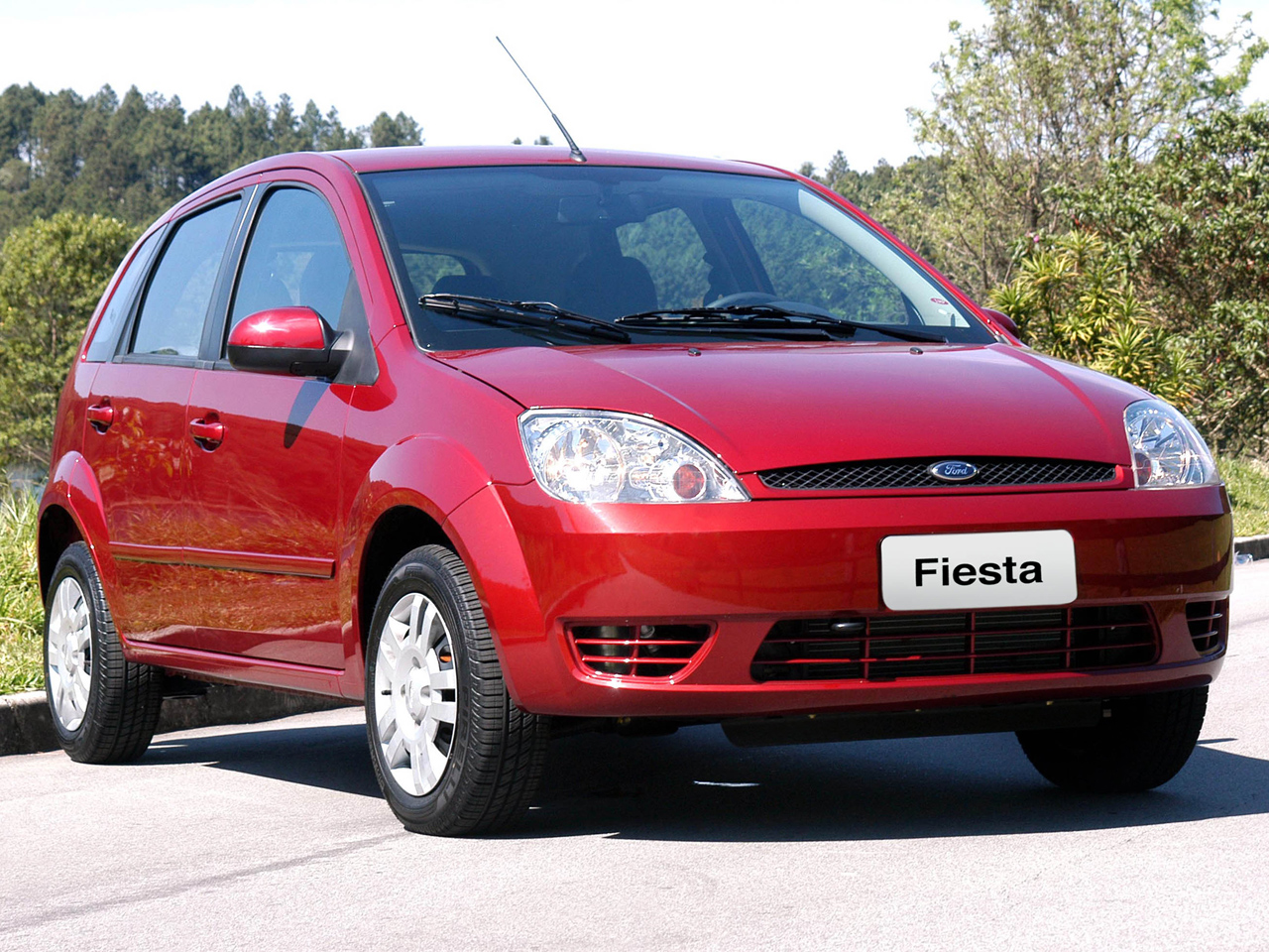 ford fiesta vermelho frente parado