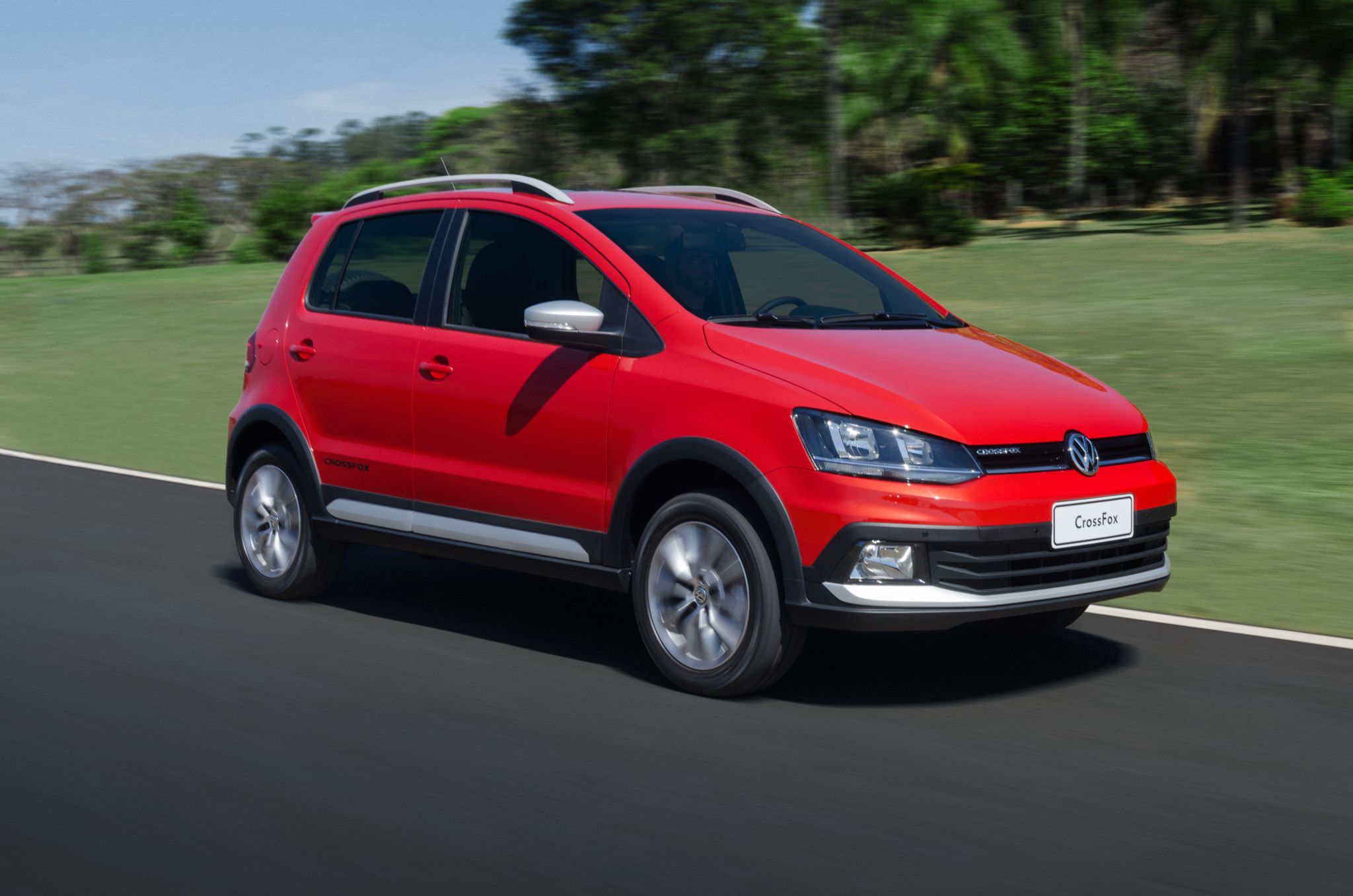 VOLKSWAGEN CROSSFOX 2015 VERMELHO EM MOVIMENTO FRENTE E LATERAL