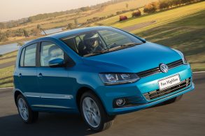 VOLKSWAGEN FOX HIGHLINE 2015 AZUL EM MOVIMENTO FRENTE E LATERAL