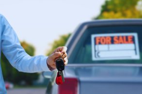 shutterstock carro a venda com pessoa segurando chave