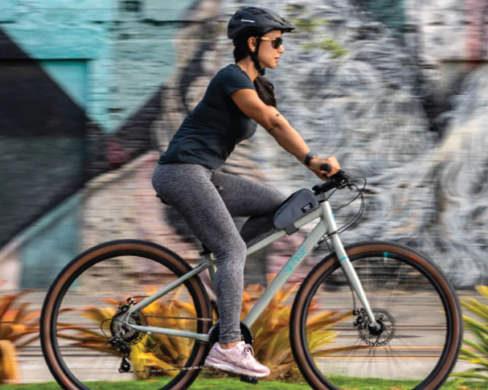 mulher pedalando bicicleta Foto sense divulgacao