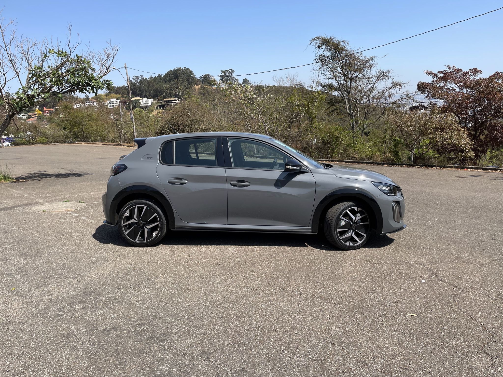 PEUGEOT 208 GT 2025 CINZA FRENTE LATERAL TRASEIRA (2)