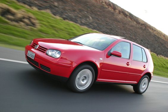 volkswagen golf sport 1 8t 20v 2004 vermelho frente em movimento