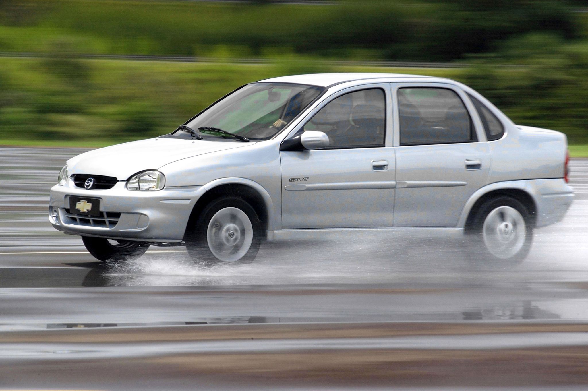 CHEVROLET CORSA SEDAN CLASSIC SPRINT 2008 PRATA EM MOVIMENTO