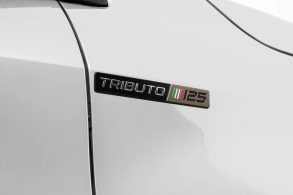 Fiat Argo Tributo 125 branco detalhe badge