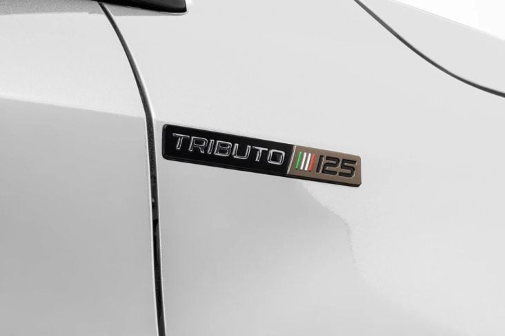 Fiat Argo Tributo 125 branco detalhe badge